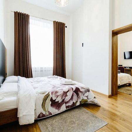 Опал Hotel Strîi Exterior foto